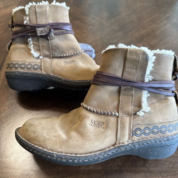 UGG Australia Booties Brown Leather Cove Sheepskin Lined Sz 8 S/N 5136 - Picture 1 of 8